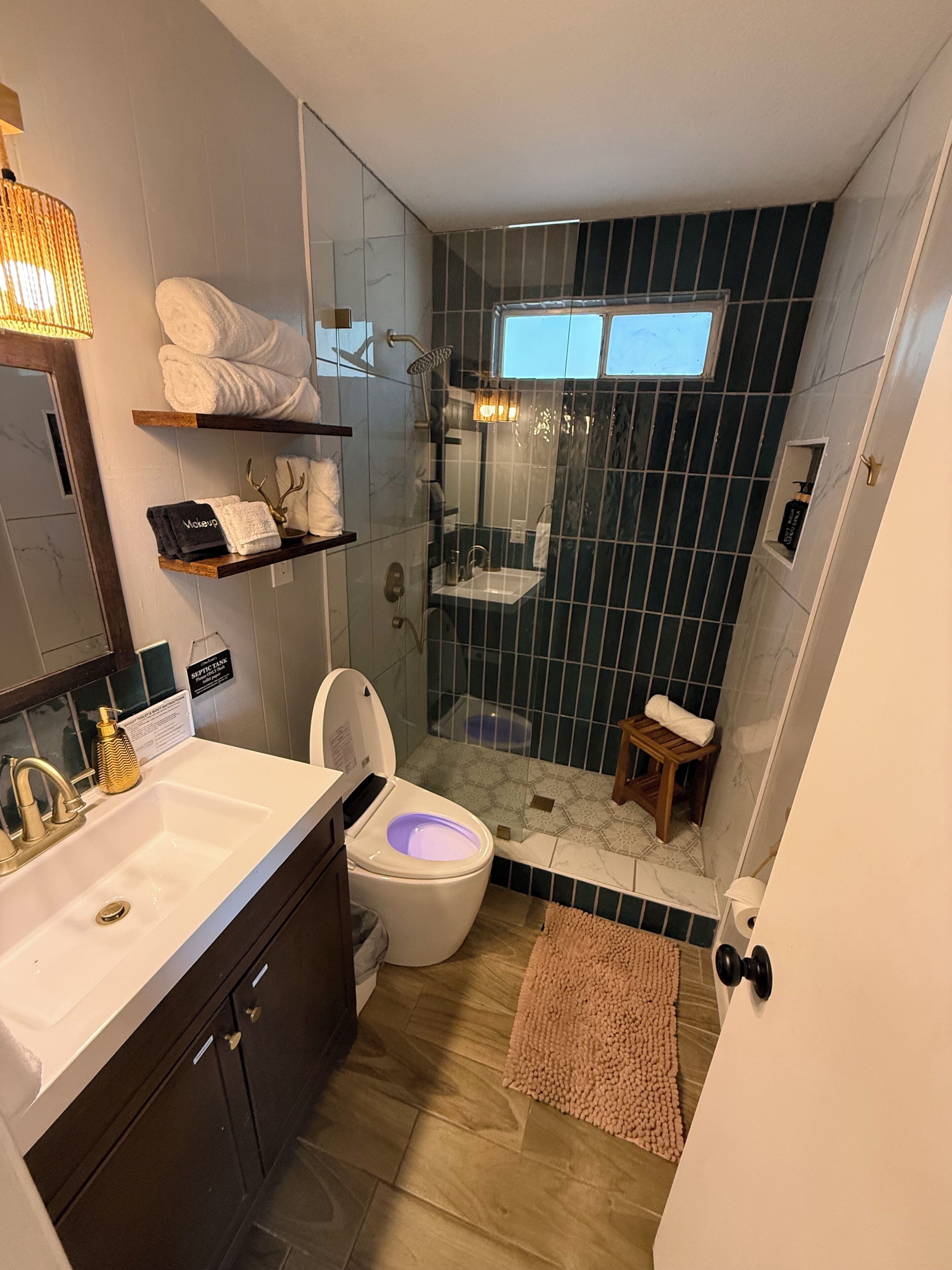 Douche, sèche-cheveux, bidet, serviettes fournies