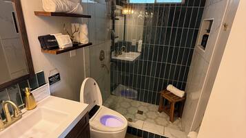 Douche, sèche-cheveux, bidet, serviettes fournies