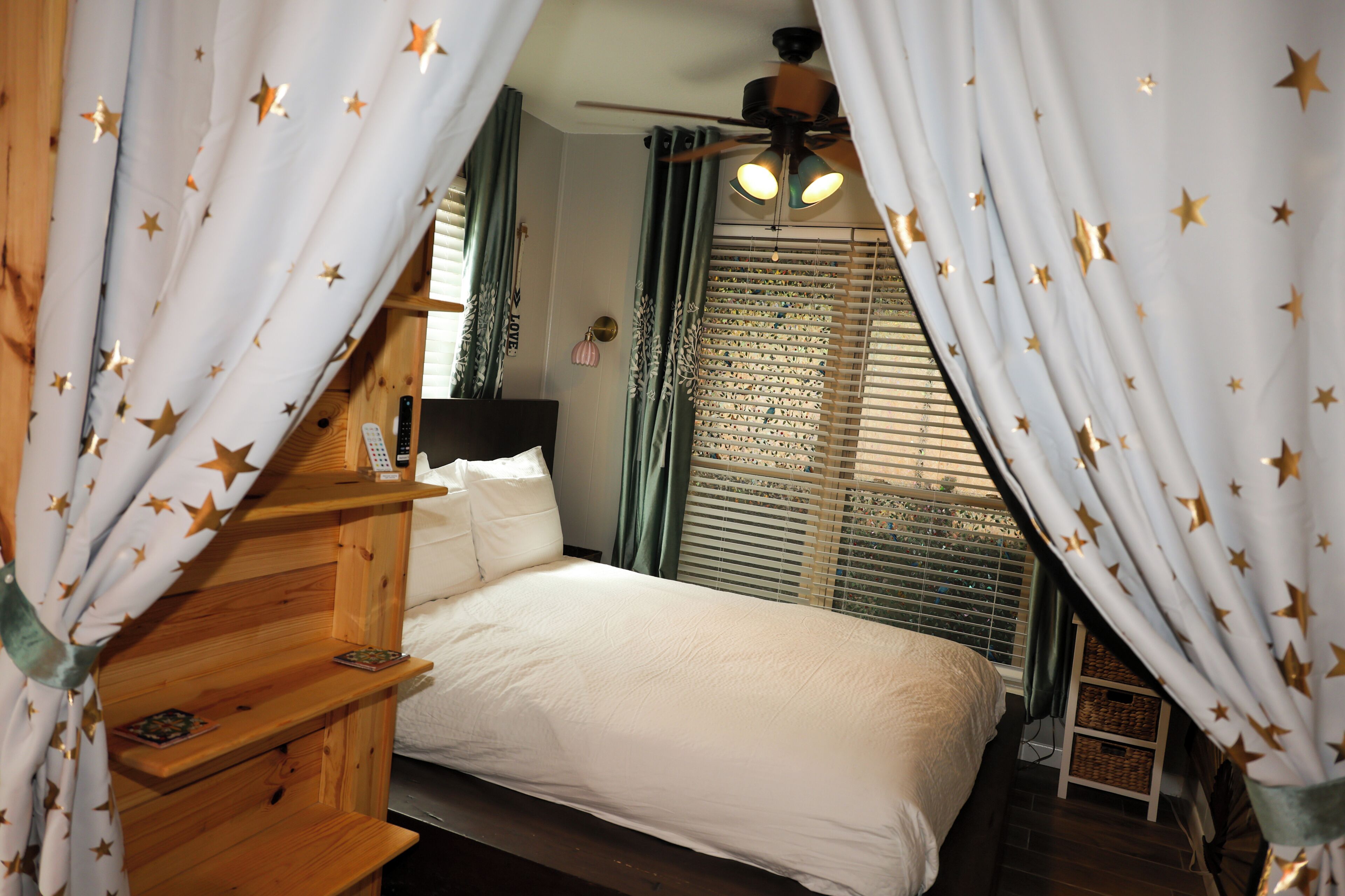 3 chambres, fer et planche à repasser, Wi-Fi, draps fournis