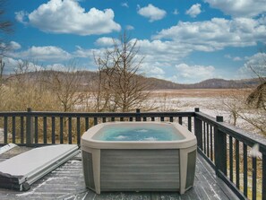 Outdoor spa tub - Seneca Lake Barndominium Retreat (Quaker City)