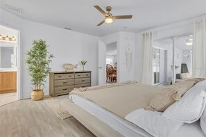 3 bedrooms, iron/ironing board, WiFi, bed sheets - Arley Palms Getaway - Heated Pool - Fenced Yard - Near Beaches – Pet Friendly (North Port)