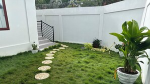 Ein Gartenweg mit trittfesten Steinen, der zu einer Treppe führt.