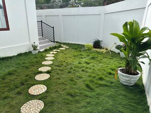 A garden pathway with stepping stones leading to a staircase. - 3-bedroom house in marvelous Baguida Lomé with cool AC (Lomé)