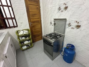 Jääkaappi, mikroaaltouuni, liesi, keittoastiat/astiat/ruokailuvälineet