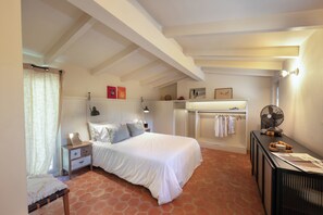 5 chambres, fer et planche à repasser, Wi-Fi, draps fournis