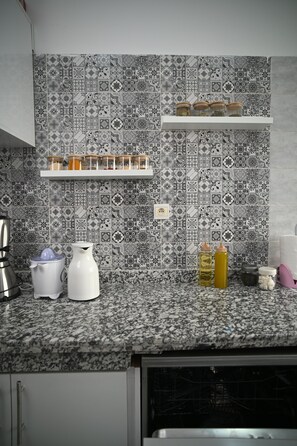 Private kitchen - New well-equipped apartment for family (Salé)