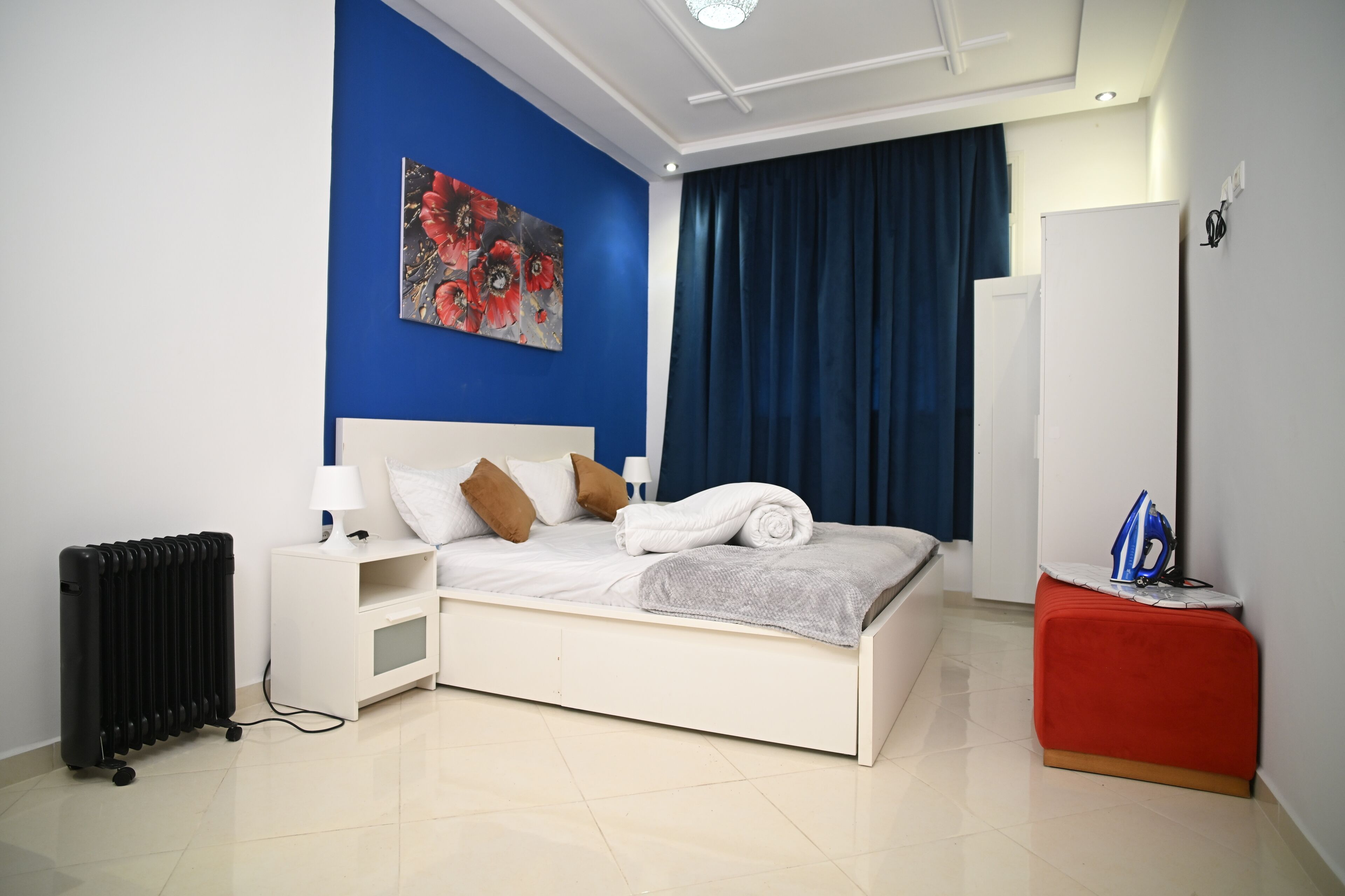 2 bedrooms, iron/ironing board, internet, bed sheets