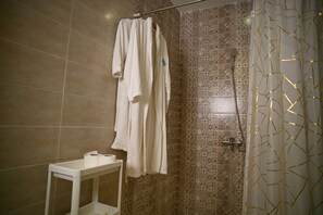 Douche, sĂšche-cheveux, serviettes fournies, savon