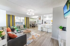 Smart TV - Free Parking - Newly Renovated, 1 Bedroom, 1 Bath Waikiki beach. 3 beds- sleep 5 (Honolulu)
