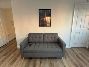 TV - Modern 2BDR Flat in East London Near Beckton DLR (Greater London)