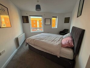 2 bedrooms, iron/ironing board, Internet, bed sheets - Modern 2BDR Flat in East London Near Beckton DLR (Greater London)