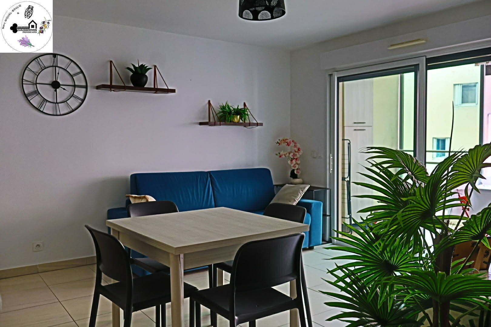 Departamento Confort, 1 cama Queen size y sofá cama, balcón, vista parcial al mar | Área de sala de estar