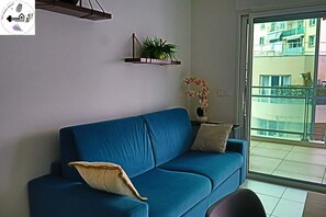 舒適公寓, 1 張加大雙人床及 1 張梳化床, 露台, 部分海景 | 客廳