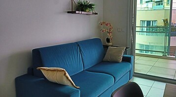 Appartement Confort, 1 grand lit et 1 canapé-lit, balcon, vue partielle sur la mer | Coin séjour