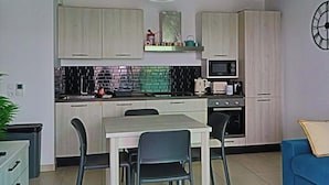 Apartemen Comfort, 1 Tempat Tidur Queen dengan tempat tidur Sofa, balkon, pemandangan laut terbatas | Dapur pribadi