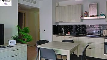 Comfort Apartment, 1 Queen Bed with Sofa bed, Balcony, Partial Sea View | Private kitchen