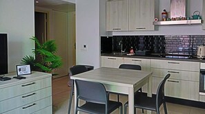 Appartement Confort, 1 grand lit et 1 canapé-lit, balcon, vue partielle sur la mer | Cuisine privée