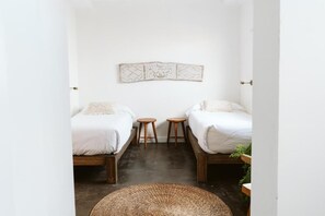 Standard Twin Room | Free WiFi, bed sheets - Arena Wave Hostel (Corralejo)