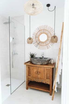 Habitación estándar con 2 camas individuales | Baño | Toallas