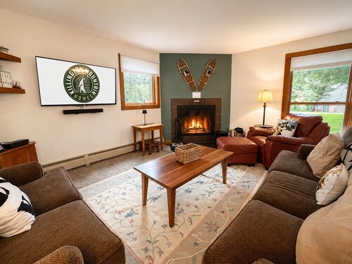 RabbitHole | AC, Pool, Hot Tub, Near Resort