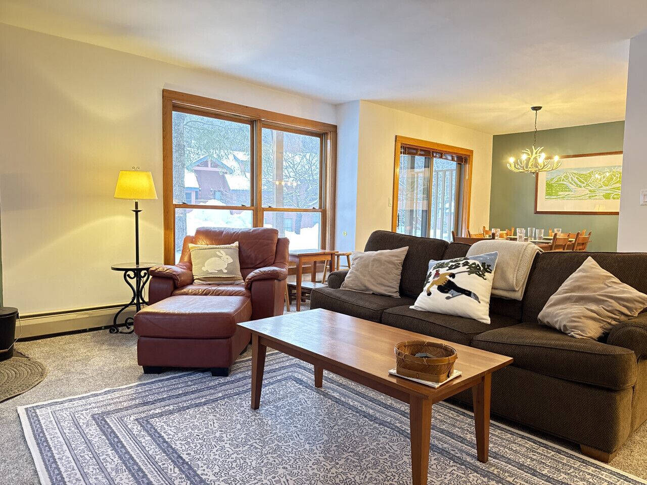 Een televisie en een open haard