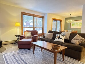 Een televisie en een open haard