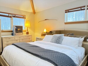 2 bedrooms, travel cot, WiFi, bed sheets - Dacha Bear Chalet- Fireplace, Sauna, Hot Tub, Pool (Killington)