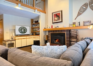TV, fireplace - Dacha Bear Chalet- Fireplace, Sauna, Hot Tub, Pool (Killington)