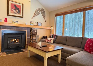 Een televisie en een open haard