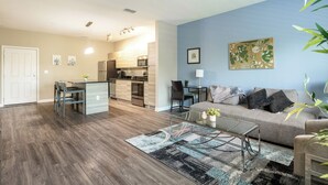 Un apartamento moderno con cocina, comedor y sala de estar.