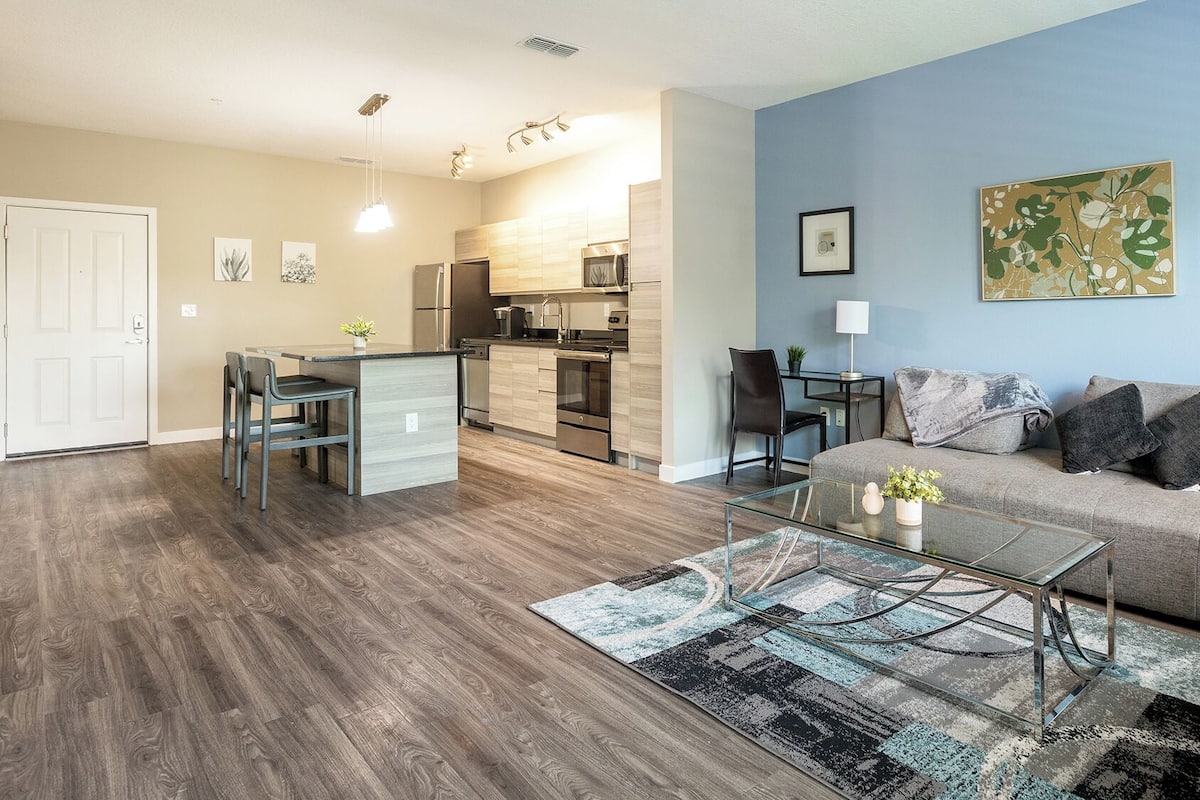 Appartamento (1 Bedroom) | Area soggiorno | TV 50 pollici con canali digitali