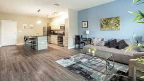 Lejlighed (1 Bedroom) | Opholdsområde | 50-tommers smart-tv med digitale kanaler