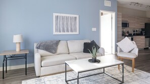 Appartement (2 Bedrooms) | Woonruimte | Een 50-inch smart-tv met digitale zenders