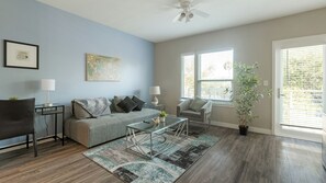 Apartamento (1 Bedroom) | Zona de estar | Smart TV de 50 pulgadas con canales digitales