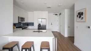 Huoneisto (2 Bedrooms) | Yksityinen keittiö | Jääkaappi, mikroaaltouuni, uuni, liesi