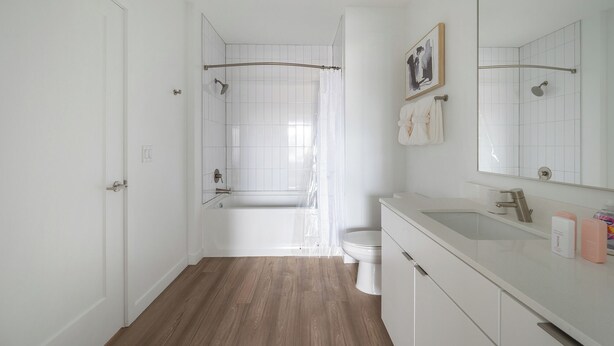 Un baño moderno con ducha, inodoro y lavabo.