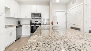 Private kitchen - Landing Furnished Apartments Near MCO (Orlando)