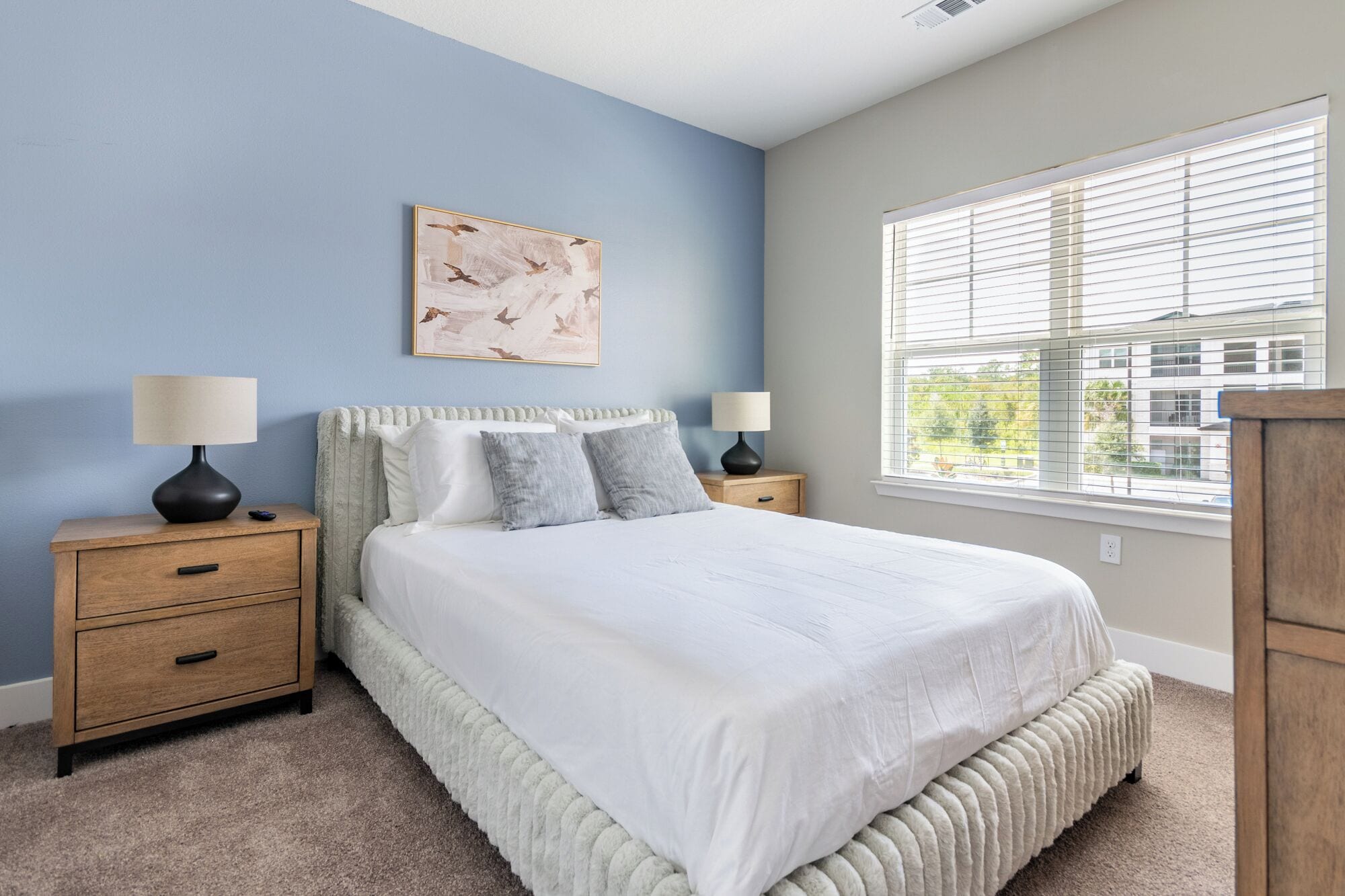 1 غرفة نوم وبديكورات فريدة لكل غرفة وطراز فريد لكل وحدة ومكواة/لوح كي