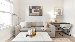 Apartamento (1 Bedroom) | Zona de estar | Televisión de 50 pulgadas con canales digitales