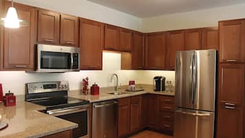Apartment (2 Bedrooms) | Dapur peribadi | Peti sejuk, pembancuh kopi/teh