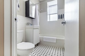 Appartamento Standard (1 Bedroom) | Bagno | Combinazione doccia/vasca, set di cortesia gratuito, asciugacapelli