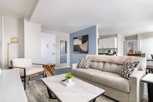 Departamento (1 Bedroom) | Área de sala de estar | Smart TV de 50 pulgadas con canales digitales