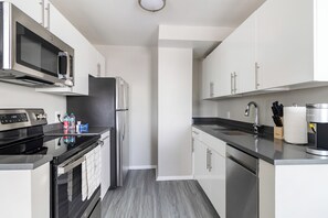 Departamento (1 Bedroom) | Cocina privada | Refrigerador, microondas, horno y parrilla de estufa 