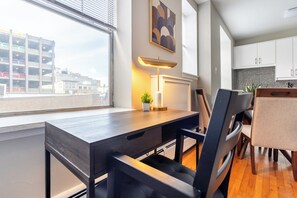 標準公寓 (1 Bedroom) | 房內辦公空間