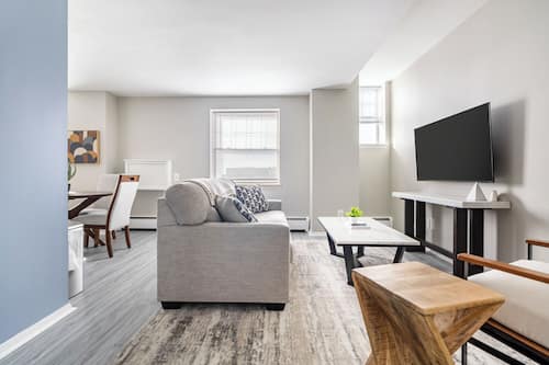 Departamento (1 Bedroom) | Área de sala de estar | Smart TV de 50 pulgadas con canales digitales