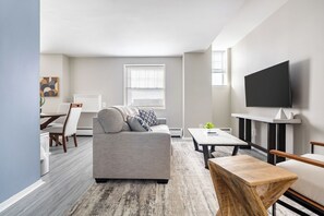 公寓 (1 Bedroom) | 客廳 | 50 吋智能電視連數碼電視頻道