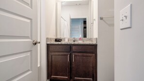 Apartment (2 Bedrooms) | Bathroom | Free toiletries, hair dryer, towels, soap - Landing Furnished Apartments - Bloomingdale (Bloomingdale)