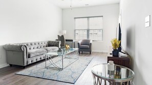 Front of property - Landing Incredible 2bd, Gym, Pool (Bloomingdale)