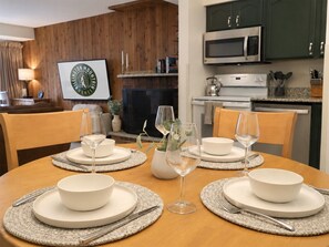 Dining - Powder Pad- Pool, Hot tub, Near Bike Park (Killington)