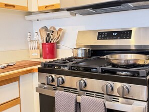 Fridge, microwave, oven, stovetop - Hilltopper House Woods D4 (Killington)